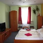 Zlata Noha 3*